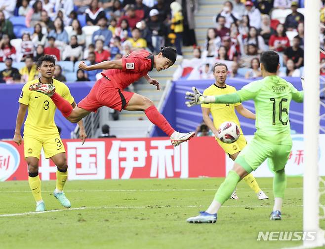 [알와크라(카타르)=뉴시스] 김근수 기자 = 25일(현지시간) 카타르 알와크라 알자누브 스타디움에서 열린 2023 AFC 카타르 아시안컵 E조 조별예선 3차전 대한민국 대 말레이시아의 경기, 전반 대한민국 축구대표팀 조규성이 쇄도하며 슛을 시도하고 있다. 2024.01.25. ks@newsis.com
