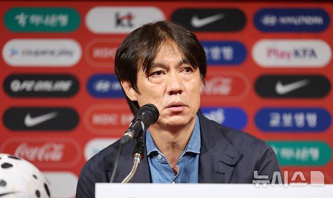 [서울=뉴시스] 황준선 기자 = 홍명보 대한민국 축구 국가대표팀 감독이 29일 오후 서울 종로구 축구회관에서 10월 A매치 소집 명단을 발표하고 있다. 대한민국 축구 국가대표팀은 오는 10월6일 소집돼 10월10일 오후 8시 브라질, 14일 오후 8시 파라과이와 친선경기를 치른다. 2025.09.29. hwang@newsis.com
