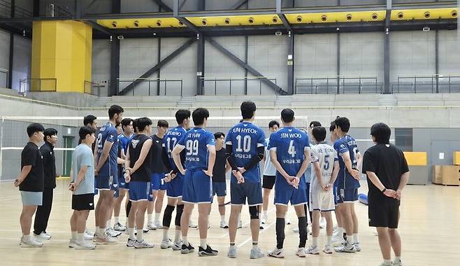 [오사카=뉴시스] 문채현 기자 = 남자배구 우리카드가 30일 일본 오사카의 사카이 체육관에서 2025~2026시즌 대비 전지훈련을 진행하고 있다. 마우리시오 파에스 감독은 이날 훈련 전 선수단을 불러모아 지시 사항을 전달했다. 2025.09.30. dal@newsis.com *재판매 및 DB 금지