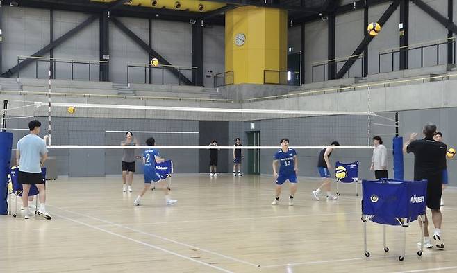 [오사카=뉴시스] 문채현 기자 = 남자배구 우리카드 소속 세터 선수들이 30일 일본 오사카의 사카이 체육관에서 토스 훈련을 진행하고 있다. 2025.09.30. dal@newsis.com *재판매 및 DB 금지