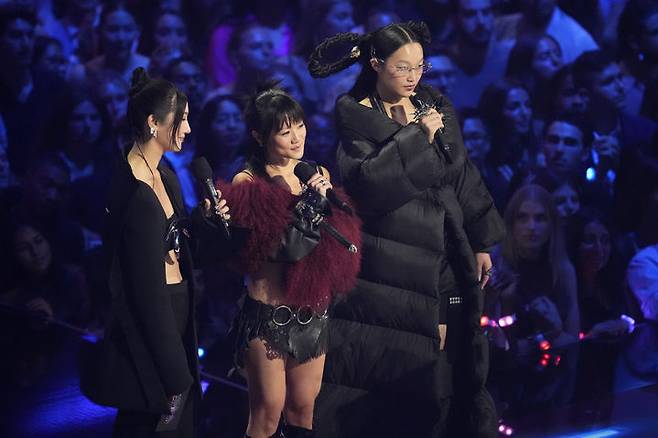 [뉴욕=AP/뉴시스] 왼쪽부터 이재(Ejae), 레이 아미(Rei Ami), 오드리 누나(Audrey Nuna).