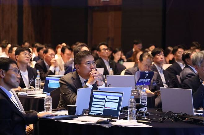 [서울=뉴시스] 김남정 동원그룹 회장이  '2025 동원 AI 컴피티션' 발표 내용을 듣고 있다. (사진=동원그룹 제공)  *재판매 및 DB 금지