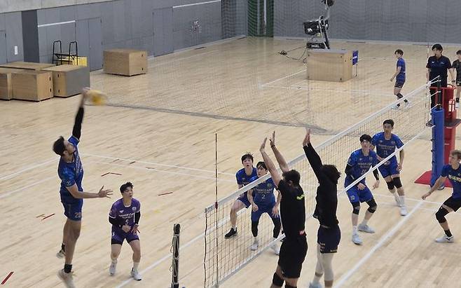 [오사카=뉴시스] 문채현 기자 = 남자배구 우리카드가 30일 일본 오사카의 사카이 체육관에서 일본의 사카이 블레이저와 연습 경기를 펼치고 있다. 2025.09.30. dal@newsis.com  *재판매 및 DB 금지