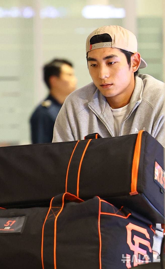 [인천공항=뉴시스] 최진석 기자 = 메이저리그(MLB) 첫 풀타임 시즌을 마친 샌프란시스코 이정후가 30일 인천국제공항 제2여객터미널을 통해 귀국하고 있다. 2025.09.30. myjs@newsis.com