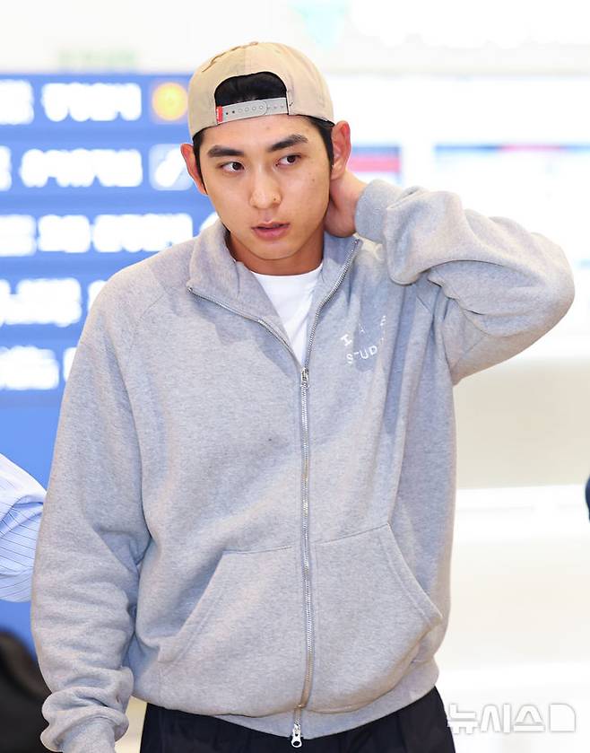 [인천공항=뉴시스] 최진석 기자 = 메이저리그(MLB) 첫 풀타임 시즌을 마친 샌프란시스코 이정후가 30일 인천국제공항 제2여객터미널을 통해 귀국하고 있다. 2025.09.30. myjs@newsis.com