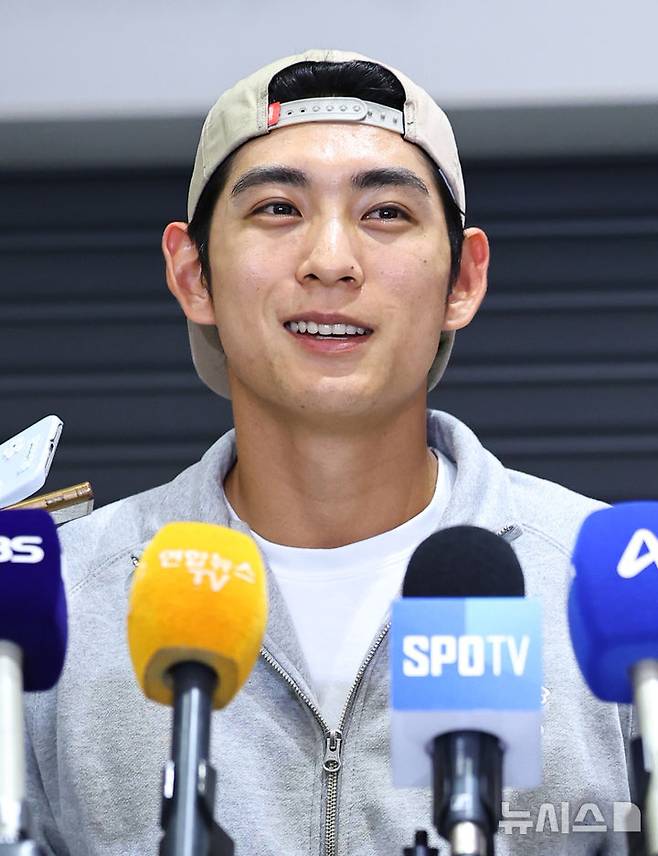 [인천공항=뉴시스] 최진석 기자 = 메이저리그(MLB) 첫 풀타임 시즌을 마친 샌프란시스코 이정후가 30일 인천국제공항 제2여객터미널을 통해 귀국해 취재진의 질문에 답하고 있다. 2025.09.30. myjs@newsis.com