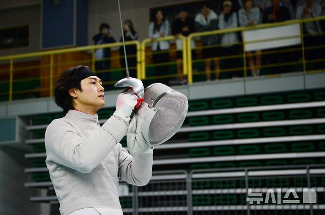 [남해=뉴시스] 차용현 기자 = 16일 오전 경남 남해실내체육관에서 열린 제105회 전국체육대회 남자 사브르 단체 결승전에 대전 대표로 출전한 오상욱 선수(왼쪽)가 대구 대표와 경기를 치르고 있다. 이날 대전은 대구를 45-27로 누르고 금메달을 차지했다. 2024.10.16. con@newsis.com