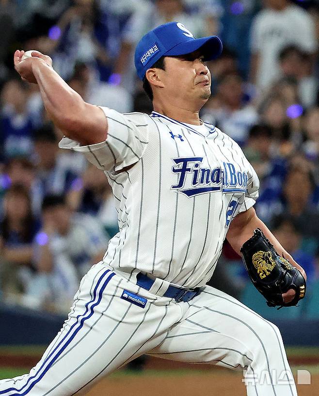 [대구=뉴시스] 이무열 기자 = 30일 대구 수성구 삼성라이온즈파크에서 열린 2025 신한 SOL 뱅크 KBO리그 KIA 타이거즈와 삼성 라이온즈의 경기, 9회초 삼성 마무리 투수 오승환이 공을 던지고 있다. 2025.09.30. lmy@newsis.com