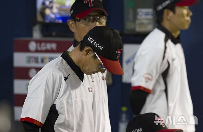 [서울=뉴시스] 김근수 기자 = 염경엽 LG 트윈스 감독이 30일 오후 서울 송파구 잠실야구장에서 열린 2025 KBO리그 LG 트윈스와 두산 베어스의 경기를 지켜보다 고개를 떨구고 있다. 2025.09.30. ks@newsis.com