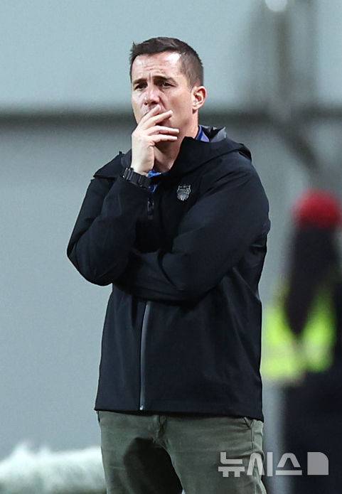 [서울=뉴시스] 최진석 기자 = 30일 오후 서울 마포구 서울월드컵경기장에서 열린 2025~2026시즌 아시아축구연맹(AFC) 챔피언스리그 엘리트(ACLE) 리그 스테이지 2차전 부리람 유나이티드와 FC서울의 경기, 부리람 유나이티드 오스마르 로스 감독이 선수들을 바라보고 있다. 2025.09.30. myjs@newsis.com