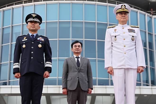 30일 서울 국방부 연병장에서 진영승 신임 합참의장(왼쪽부터), 안규백 국방부 장관, 김명수 이임 합참의장이 단상에 서 있다. 연합뉴스