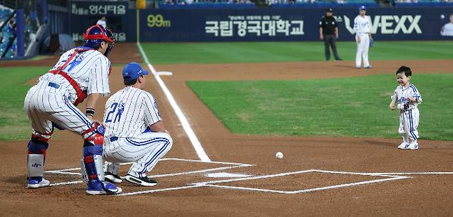 30일 대구 삼성라이온즈파크에서 열린 KIA와 삼성의 경기. 이날 은퇴식을 하는 삼성의 오승환이 아들 서준 군의 시구를 받고 있다. 연합뉴스