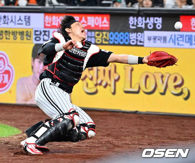 [OSEN=대전, 민경훈 기자] 29일 오후 대전 한화생명볼파크에서 2025 신한 SOL Bank KBO리그 한화 이글스와 LG 트윈스의 경기가 열렸다.한화는 정우주, LG는 임찬규를 선발 투수로 내세웠다.6회말 무사 주자 1,2루 한화 이도윤의 번트파울때 LG 박동원이 타구를 향해 몸을 날렸지만 잡아내지 못하고 있다. 2025.09.29 /rumi@osen.co.kr