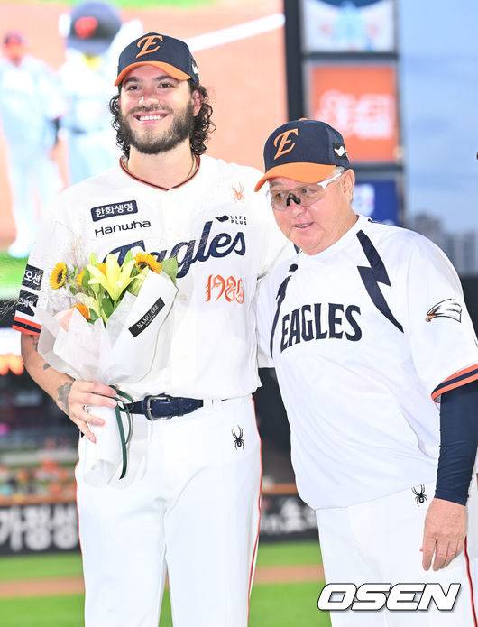 [OSEN=대전, 민경훈 기자] 단일 시즌 최다 탈삼진에 성공한 한화 폰세가 한화 김경문 감독과 함께 포토타임을 갖고 있다. 2025.09.26 /rumi@osen.co.kr