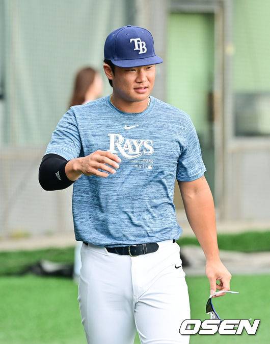 [OSEN=고양, 박준형 기자]  18일 경기도 고양시 대화동 고양 국가대표 야구훈련장에서 KBO 신인드래프트 트라이아웃이 진행됐다.이번 트라이아웃은 해외 아마 및 프로 출신 선수, 고교/대학 선수 등록 후 중퇴 선수가 대상이다.신우열이 훈련장에 들어서고 있다.     2025.08.18 / soul1014@osen.co.kr