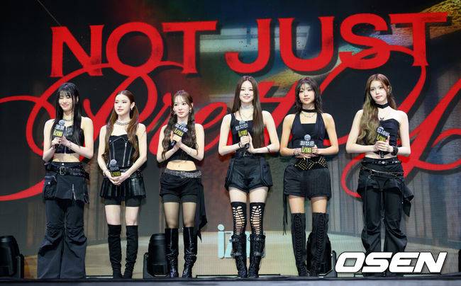 [OSEN=이대선 기자] 30일 오후 서울 예스24라이브홀에서 izna(이즈나) 두 번째 미니앨범 ‘Not Just Pretty(낫 저스트 프리티)’를 발매 기념 쇼케이스가 열렸다.izna의 새 앨범은 Z세대의 감정을 담아내며 ‘예쁘다’라는 이미지를 넘어 다채로운 매력을 보여준다. 타이틀곡 ‘Mamma Mia(맘마미아)’는 테디가 프로듀싱한 미니멀하면서도 중독성 있는 사운드로 izna가 스스로의 직감을 믿고 당당히 나아가겠다는 메시지를 담았다.그룹 이즈나가 인사를 하고 있다. 2025.09.30 /sunday@osen.co.kr