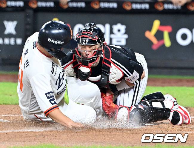 [OSEN=대전, 민경훈 기자] 29일 오후 대전 한화생명볼파크에서 2025 신한 SOL Bank KBO리그&nbsp;한화 이글스와&nbsp;LG 트윈스의 경기가 열렸다.한화는&nbsp;정우주, LG는&nbsp;임찬규를 선발 투수로 내세웠다.3회말 2사 주자 2루 한화 노시환의 좌익수 앞 안타때 한화 문현빈이 홈으로 몸을 날렸다. LG 포수 박동원이 좌익수 문성주의 홈 송구를 놓치는 포구 실책을 범하면서 한화 문현빈의 득점이 인정됐다.  2025.09.29 /rumi@osen.co.kr