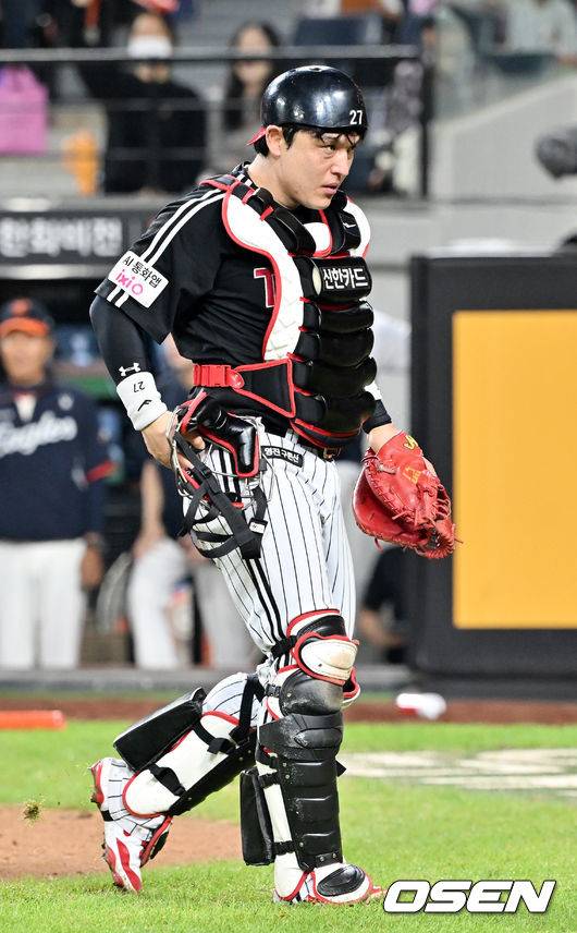 [OSEN=대전, 민경훈 기자] 29일 오후 대전 한화생명볼파크에서 2025 신한 SOL Bank KBO리그&nbsp;한화 이글스와&nbsp;LG 트윈스의 경기가 열렸다.한화는&nbsp;정우주, LG는&nbsp;임찬규를 선발 투수로 내세웠다.3회말 2사 주자 2루 한화 노시환의 좌익수 앞 안타때 한화 문현빈이 홈으로 몸을 날렸다. LG 포수 박동원이 좌익수 문성주의 홈 송구를 놓치는 포구 실책을 범하면서 한화 문현빈의 득점이 인정됐다. 박동원이 아쉬워하고 있다.  2025.09.29 /rumi@osen.co.kr