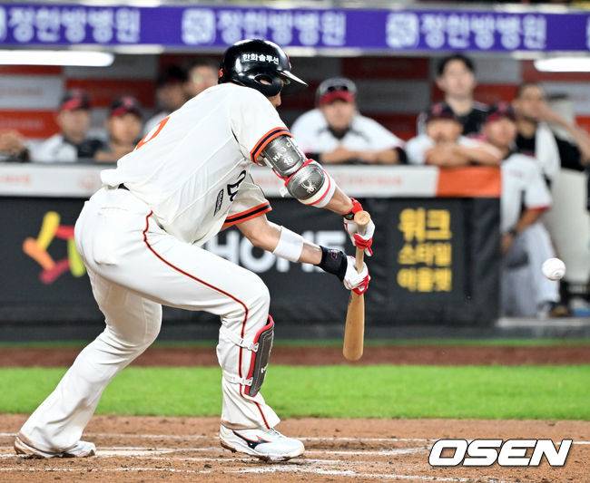 [OSEN=대전, 민경훈 기자] 26일 오후 대전 한화생명볼파크에서 2025 신한 SOL Bank KBO리그 한화 이글스와 LG 트윈스의 경기가 열렸다.한화는 류현진, LG는 치리노스를 선발 투수로 내세웠다.7회말 1사 주자 2,3루 한화 하주석이 번트를 시도하고 있다. 2025.09.26 /rumi@osen.co.kr