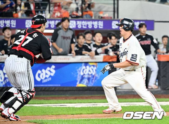 [OSEN=대전, 민경훈 기자] 26일 오후 대전 한화생명볼파크에서 2025 신한 SOL Bank KBO리그 한화 이글스와 LG 트윈스의 경기가 열렸다.한화는 류현진, LG는 치리노스를 선발 투수로 내세웠다.7회말 1사 주자 2,3루 한화&nbsp;하주석&nbsp;번트 때 런다운에 걸렸던 3루 주자&nbsp;노시환이 LG 박동원이 빈 글러브로 태그하는 바람에 득점에 성공하고 있다. 2025.09.26 /rumi@osen.co.kr