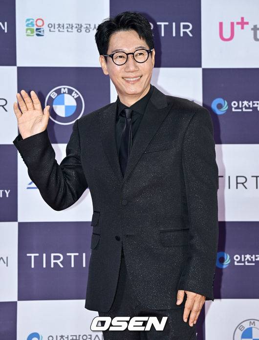 [OSEN=조은정 기자]제3회 청룡시리즈어워즈 레드카펫 및 포토월 행사가 19일 인천 파라다이스시티에서 열렸다.청룡시리즈어워즈는 2022년 대한민국 최초로 시도된 오리지널 스트리밍 시리즈를 대상으로 하는 시상식이다. 사회는 전현무와 임윤아로 3년 연속 호흡을 맞춘다.배우 지석진이 포즈를 취하고 있다. 2024.07.19 /cej@osen.co.kr