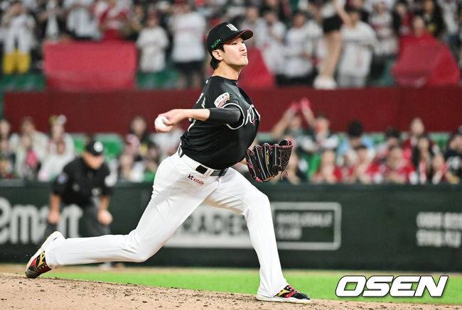 [OSEN=인천, 박준형 기자 ] 25일 오후 인천 SSG랜더스필드에서 프로야구 SSG 랜더스와 KT 위즈의 경기가 진행됐다.이날 경기에서 SSG은 화이트를 KT는 고영표를 선발투수로 내세웠다.4회말 KT 선발투수 고영표가 역투하고 있다. 2025.09.25 / soul1014@osen.co.kr