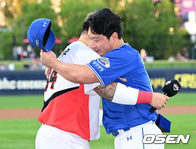 [OSEN=광주, 이대선 기자] 10일 오후 광주-기아 챔피언스필드에서 2025 신한 SOL Bank KBO리그 KIA 타이거즈와 삼성 라이온즈의 경기가 열렸다.KIA는 네일, 삼성은 가라비토를 선발 투수로 내세웠다.경기에 앞서 삼성 오승환의 은퇴투어 행사가 열렸다.KIA 최형우와 오승환이 인사를 나누고 있다. 2025.09.10 /sunday@osen.co.kr