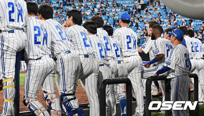 [OSEN=대구, 이석우 기자] 30일 대구삼성라이온즈파크에서 2025 신한 SOL 뱅크 KBO 리그 삼성 라이온즈와 KIA 타이거즈의 경기가 열렸다. 홈팀 삼성은 후라도가, 방문팀 KIA는 김태형이 선발 출전했다. 삼성 라이온즈 선수들이 오늘 은퇴하는 오승환의 배번(21)과 세리머니로 만든 유니폼을 입고 경기를 하고 있다. 2025.09.30 / foto0307@osen.co.kr