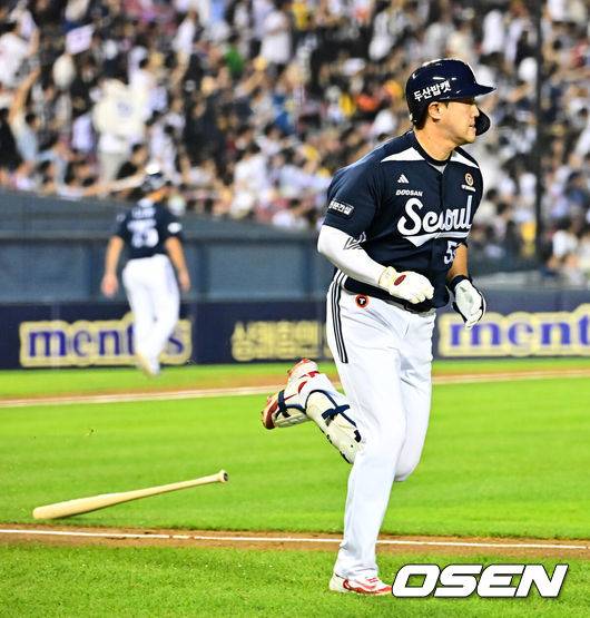 [OSEN=잠실, 지형준 기자] 30일 서울 잠실구장에서 ‘2025 신한 SOL Bank KBO리그’ LG 트윈스와 두산 베어스의 시즌 16차전이 열렸다.LG는 정규시즌 우승 매직넘버가 ‘1’이다. 승리를 한다면, 우승을 결정짓게 된다. 9위가 확정된 두산은 시즌 최종전이다.&nbsp;LG는 송승기, 두산은 콜어빈이 선발로 나섰다.4회초 1사 1루 두산 양석환이 선제 투런 좌월 투런포를 날리고 있다. 2025.09.30 /jpnews@osen.co.kr