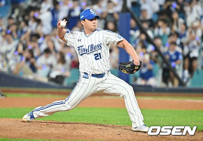 [OSEN=대구, 이석우 기자] 30일 대구삼성라이온즈파크에서 2025 신한 SOL 뱅크 KBO 리그 삼성 라이온즈와 KIA 타이거즈의 경기가 열렸다. 홈팀 삼성은 후라도가, 방문팀 KIA는 김태형이 선발 출전했다. 삼성 라이온즈 오승환이 마지막 투구를 하고 있다. 2025.09.30 / foto0307@osen.co.kr
