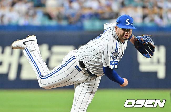 [OSEN=대구, 이석우 기자] 30일 대구삼성라이온즈파크에서 2025 신한 SOL 뱅크 KBO 리그 삼성 라이온즈와 KIA 타이거즈의 경기가 열렸다. 홈팀 삼성은 후라도가, 방문팀 KIA는 김태형이 선발 출전했다. 삼성 라이온즈 선발 투수 후라도가 역투하고 있다. 2025.09.30 / foto0307@osen.co.kr