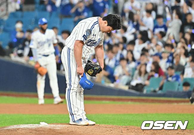 [OSEN=대구, 이석우 기자] 30일 대구삼성라이온즈파크에서 2025 신한 SOL 뱅크 KBO 리그 삼성 라이온즈와 KIA 타이거즈의 경기가 열렸다. 홈팀 삼성은 후라도가, 방문팀 KIA는 김태형이 선발 출전했다. 삼성 라이온즈 오승환이 마지막 투구를 마치고 팬들에 인사를 하고 있다. 2025.09.30 / foto0307@osen.co.kr