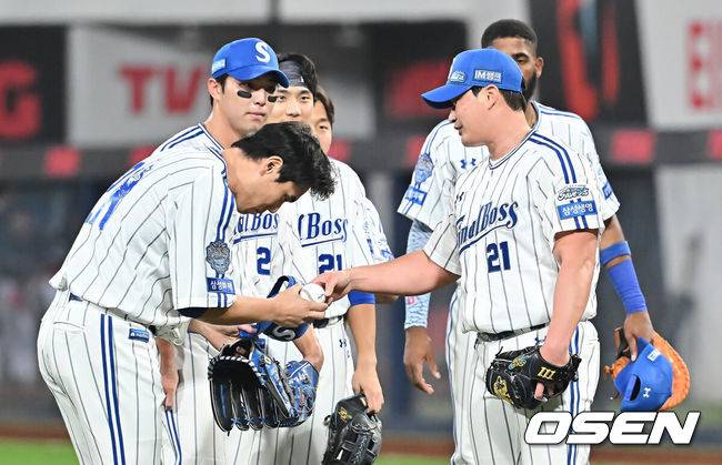 [OSEN=대구, 이석우 기자] 30일 대구삼성라이온즈파크에서 2025 신한 SOL 뱅크 KBO 리그 삼성 라이온즈와 KIA 타이거즈의 경기가 열렸다. 홈팀 삼성은 후라도가, 방문팀 KIA는 김태형이 선발 출전했다. 삼성 라이온즈 오승환이 마지막 투구를 마치고 김재윤에게 공을 넘겨주고 있다. 2025.09.30 / foto0307@osen.co.kr