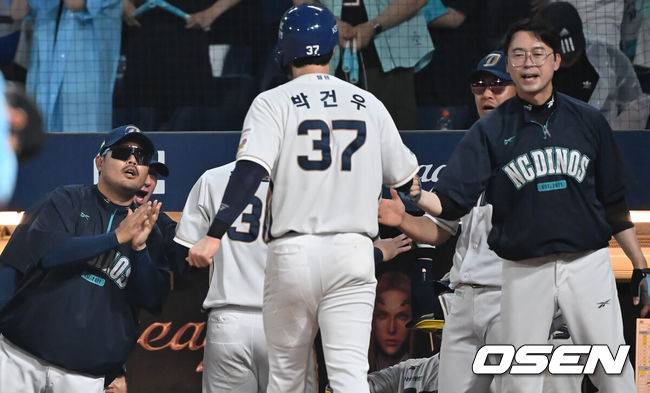 [OSEN=창원, 이석우 기자] 22일 창원NC파크에서 2025 신한 SOL 뱅크 KBO 리그 NC 다이노스와 롯데 자이언츠의 경기가 열렸다. 홈팀 NC는 신민혁이, 방문팀 롯데는 박세웅이 선발 출전했다. NC 다이노스 이호준 감독이 6회말 1사 만루 김형준의 좌익수 앞 안타때 동점 득점을 올린 박건우와 권희동을 반기고 있다. 2025.08.22 / foto0307@osen.co.kr