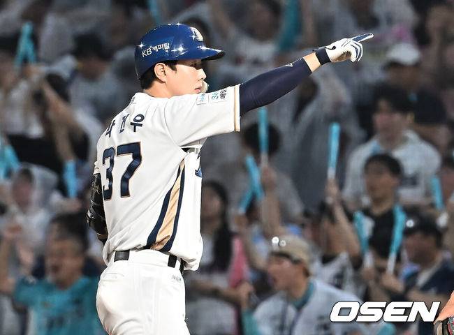 [OSEN=창원, 이석우 기자] 22일 창원NC파크에서 2025 신한 SOL 뱅크 KBO 리그 NC 다이노스와 롯데 자이언츠의 경기가 열렸다. 홈팀 NC는 신민혁이, 방문팀 롯데는 박세웅이 선발 출전했다. NC 다이노스 박건우가 3회말 2사 1,3루 우익수 앞 1타점 안타를 치고 세리머니를 하고 있다. 2025.08.22 / foto0307@osen.co.kr