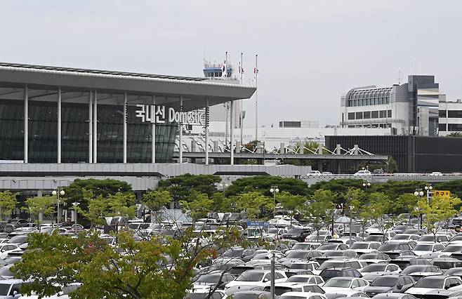 김포공항 청사 및 주차장 모습.