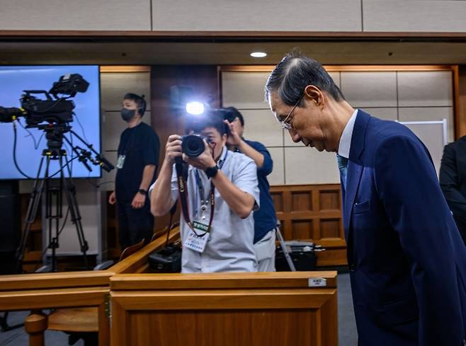 한덕수 전 국무총리가 30일 서울 서초구 서울중앙지법에서 열린 내란 우두머리 방조 및 위증 등 혐의 재판에 피고인으로 출석하고 있다. 2025.9.30 사진공동취재단