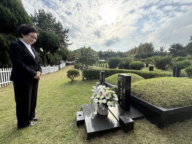 한일 우호의 상징인 의인 이수현씨 모친인 신윤찬 LSH 아시아장학회 명예회장이 30일 오후 부산 영락공원 이수현씨 묘에서 이시바 시게루 일본 총리가 놓고 간 꽃을 바라보고 있다. 이날 이시바 총리는 현직 총리 중 처음으로 이수현씨 묘를 참배했다. 2025.9.30 연합뉴스