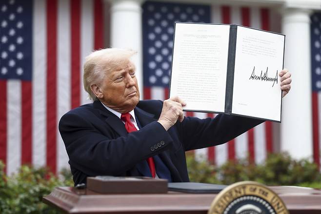4월2일 백악관 로즈가든에서 새로운 상호 관세에 대한 행정명령을 들어 보이는 트럼프 미국 대통령. ⓒEPA