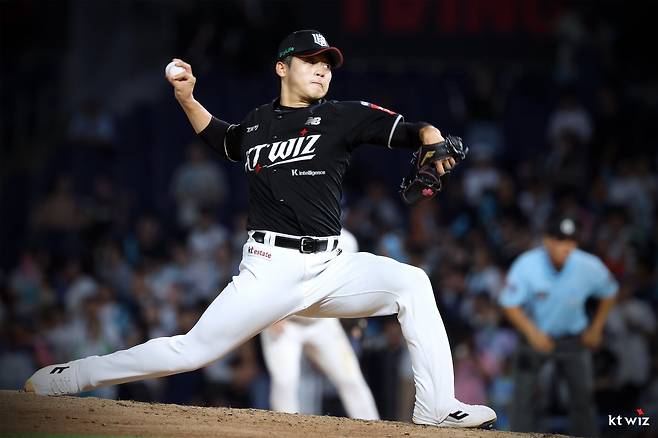 KT 마무리 박영현이 데뷔 첫 구원왕 등극을 눈앞에 두고 있다. 박영현이 이를 달성하면 KT도 창단 이후 처음으로 구원왕을 배출하게 된다. 사진제공|KT 위즈