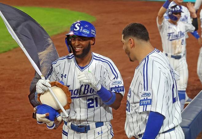 삼성 디아즈(왼쪽)가 30일 대구 KIA전에서 홈런을 뽑으며 KBO리그에 3명뿐이었던 ‘50홈런 클럽’에 가입했다. 1회말 3점홈런을 쳐낸 뒤 후라도로부터 축하를 받고 있는 디아즈. 대구｜뉴시스