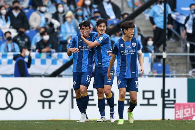 K리그1 울산 현대 소속으로 한 팀에서 뛰었던 오세훈(왼쪽)과 박용우. 프로축구연맹 제공