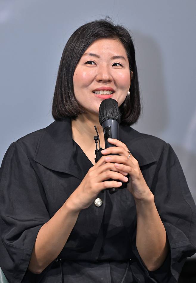 박지영 대형이벤트단장이 30일 서울 용산구 CGV 용산아이파크몰에서 진행된 광복 80주년 KBS 대기획 ‘조용필, 이 순간을 영원히’ 특별 싱어롱 시사회 관련 간담회에서 질의응답을 진행하고 있다. KBS 제공