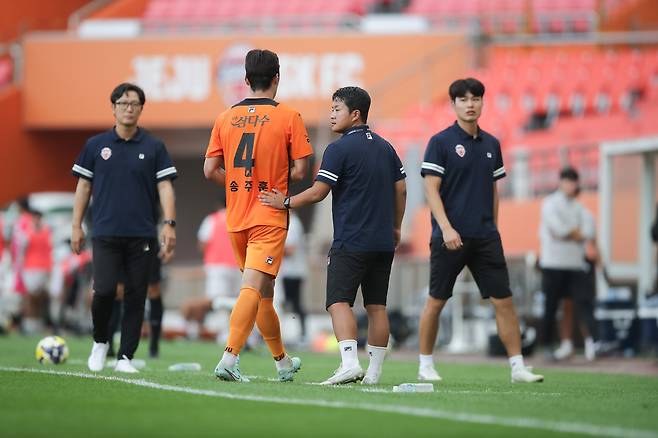 제주 SK 송주훈이 지난 28일 수원FC와의 홈 경기에서 레드카드를 받고 그라운드를 빠져나가고 있다. 프로축구연맹 제공