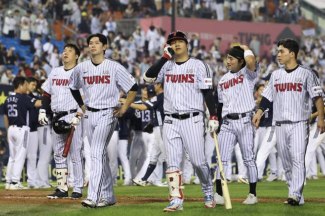 30일 잠실야구장에서 열린 프로야구 LG와 두산의 경기가 두산의 6대0 승리로 끝났다.  정규리그 1위 확정이 무산된 LG 선수들이 아쉬워하고 있다. 2025.9.30 연합뉴스