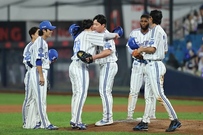 ▲ 선수들과 포옹하는 오승환 ⓒ삼성 라이온즈