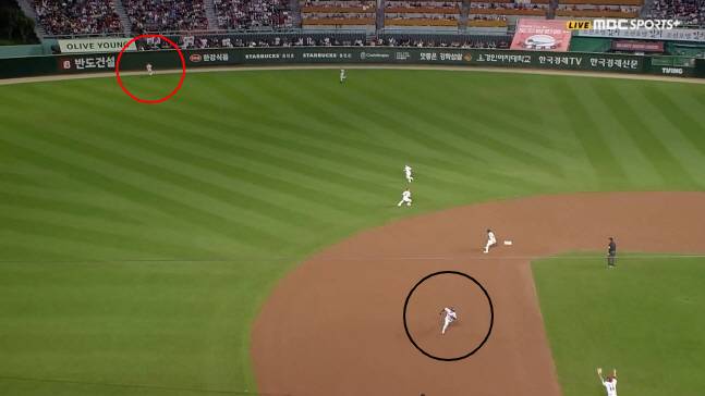 신윤후(검은색 원)가 최지훈(빨간색 원)이 포구하는 것을 확인하지 않고 태그업 플레이 없이 3루로 달리고 있다. /사진=TVING 중계화면 갈무리