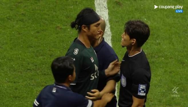 지난 28일 제주월드컵경기장에서 열린 수원FC전에서 퇴장을 당한 뒤 대기심과 신경전을 벌이고 있는 제주 SK 김동준(왼쪽). /사진=중계화면 캡처