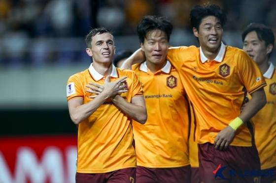 아사니(왼쪽). /사진=한국프로축구연맹 제공