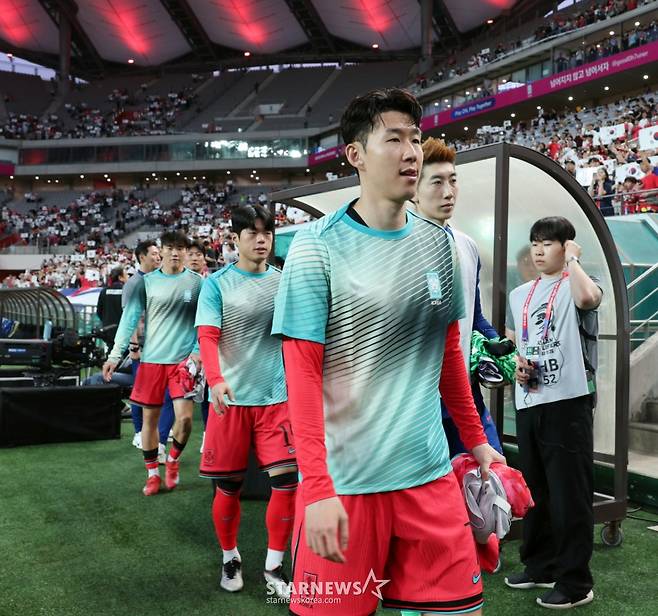 손흥민이 지난 6월 서울월드컵경기장에서 북중미월드컵 최종예선 마지막 경기인 쿠웨이트전이 열리는 가운데 벤치로 향하고 있다. 당시 손흥민은 부상 여파로 9차전 이라크전에서 결장한 뒤 쿠웨이트전은 벤치에서 출발했다. /사진=강영조 선임기자